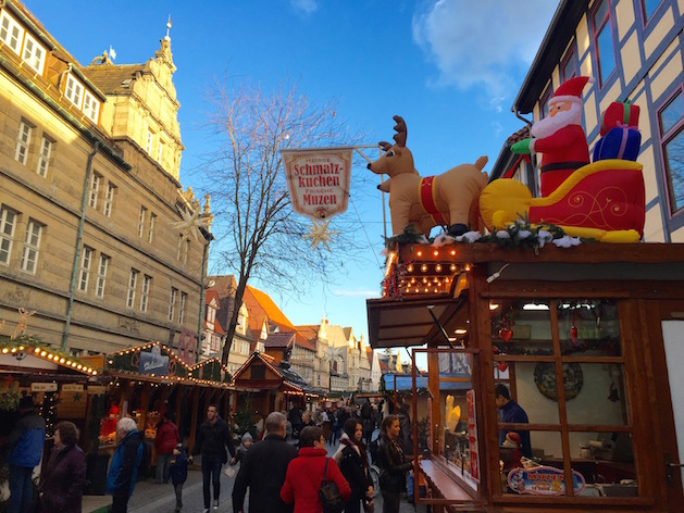 Buden auf dem Weihnachtsmarkt in Hameln