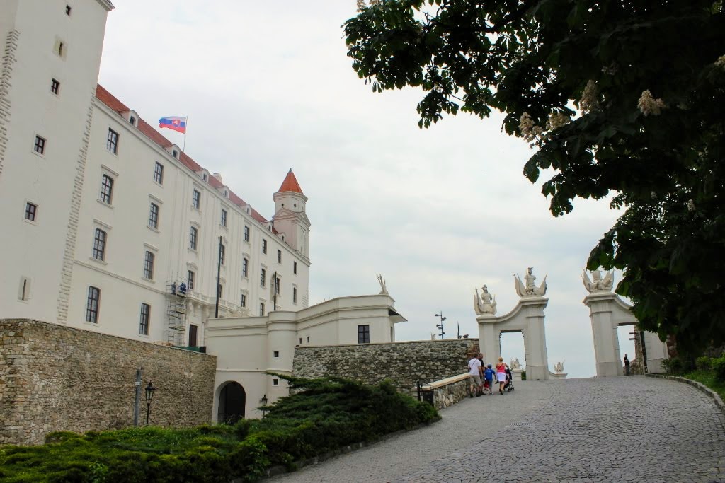 Bratislava Burg: Von hier genießt Mann einen herrlichen Ausblick über die Stadt und die Donau