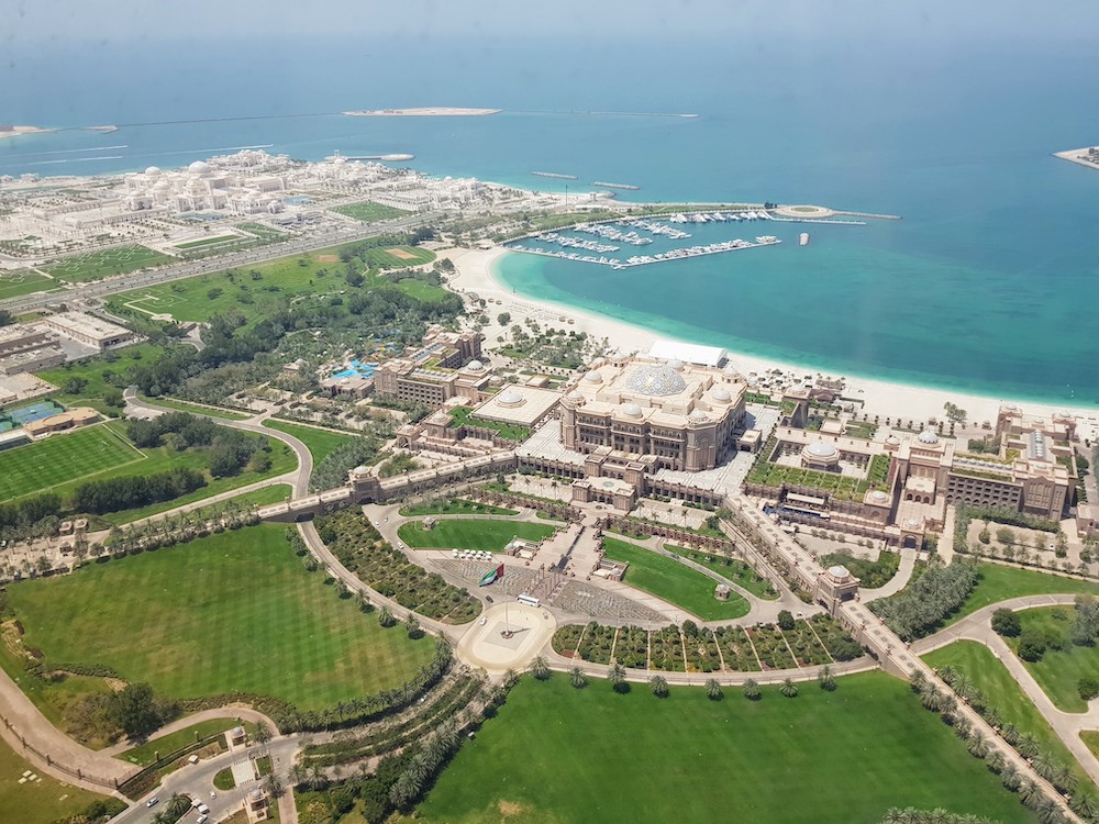 Blick auf Emirates Palace Hotel und Präsidentenpalast in Abu Dhabi