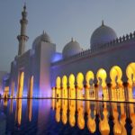 Die Scheich-Zayid-Moschee wird nachts beleuchtet