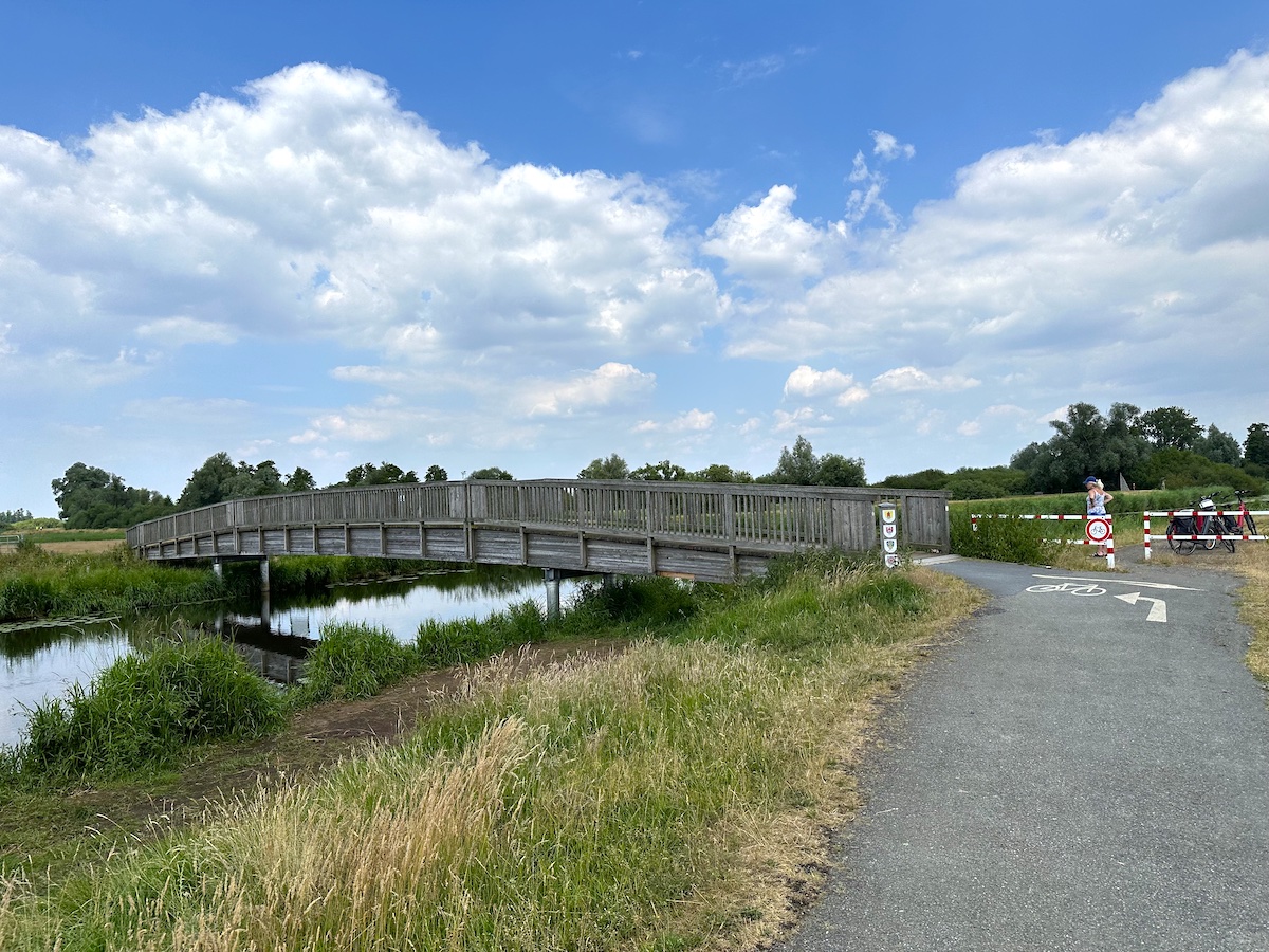 Der Radweg um den Dümmersee führt entlang romantischer Kanäle