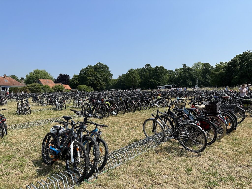 Fahrradparkplatz vor den Toren des Militärflugplatzes in Achum bei Bückeburg
