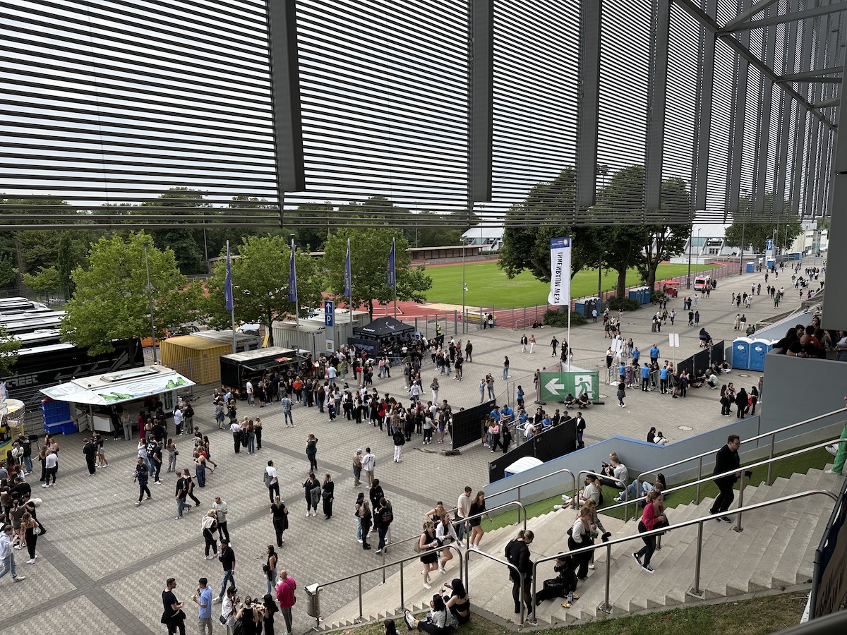 The Weeknd: Das Publikum vor der Merkur-Spiel-Arena in Düsseldorf