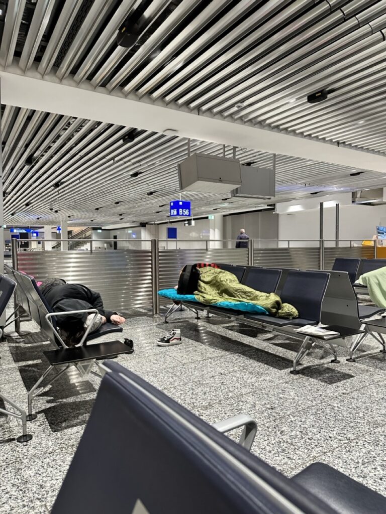 Schlafmöglichkeiten: Flughafenbänke in Frankfurt