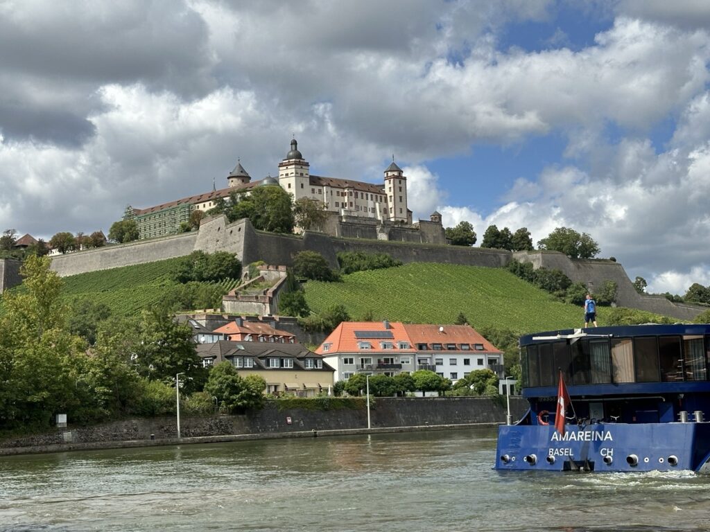 Bummel entlang der Mainpromenade in Würzburg